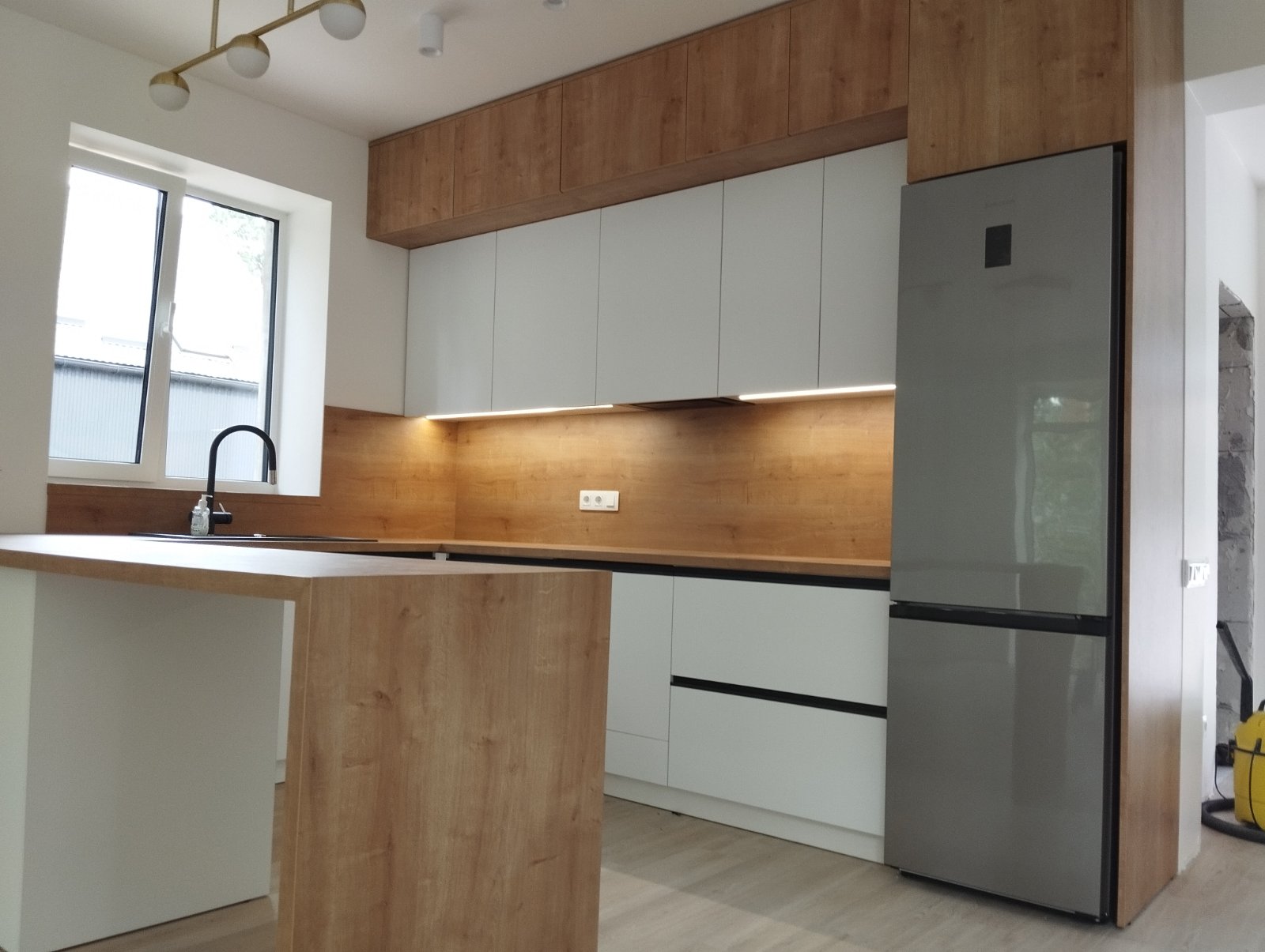 П-подібна акрилова кухня